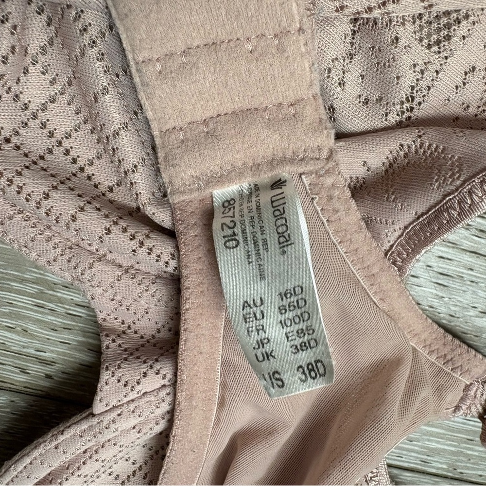 Wacoal Lace Bra in Soft Pink - Picture 3 of 6